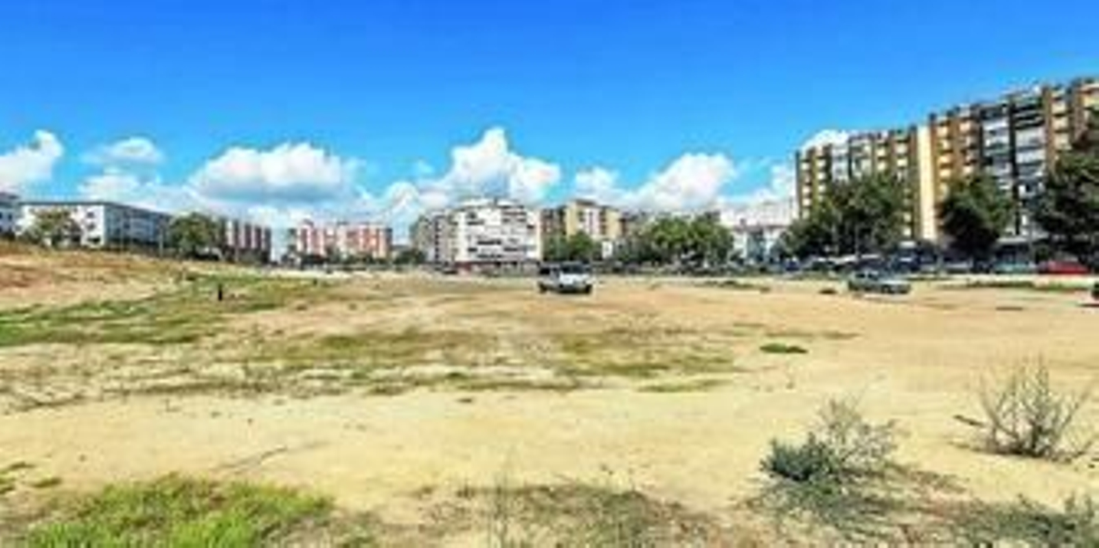 Panorámica del solar del antiguo estadio Colombino en Isla Chica, donde comenzarán las obras en 15 días.
