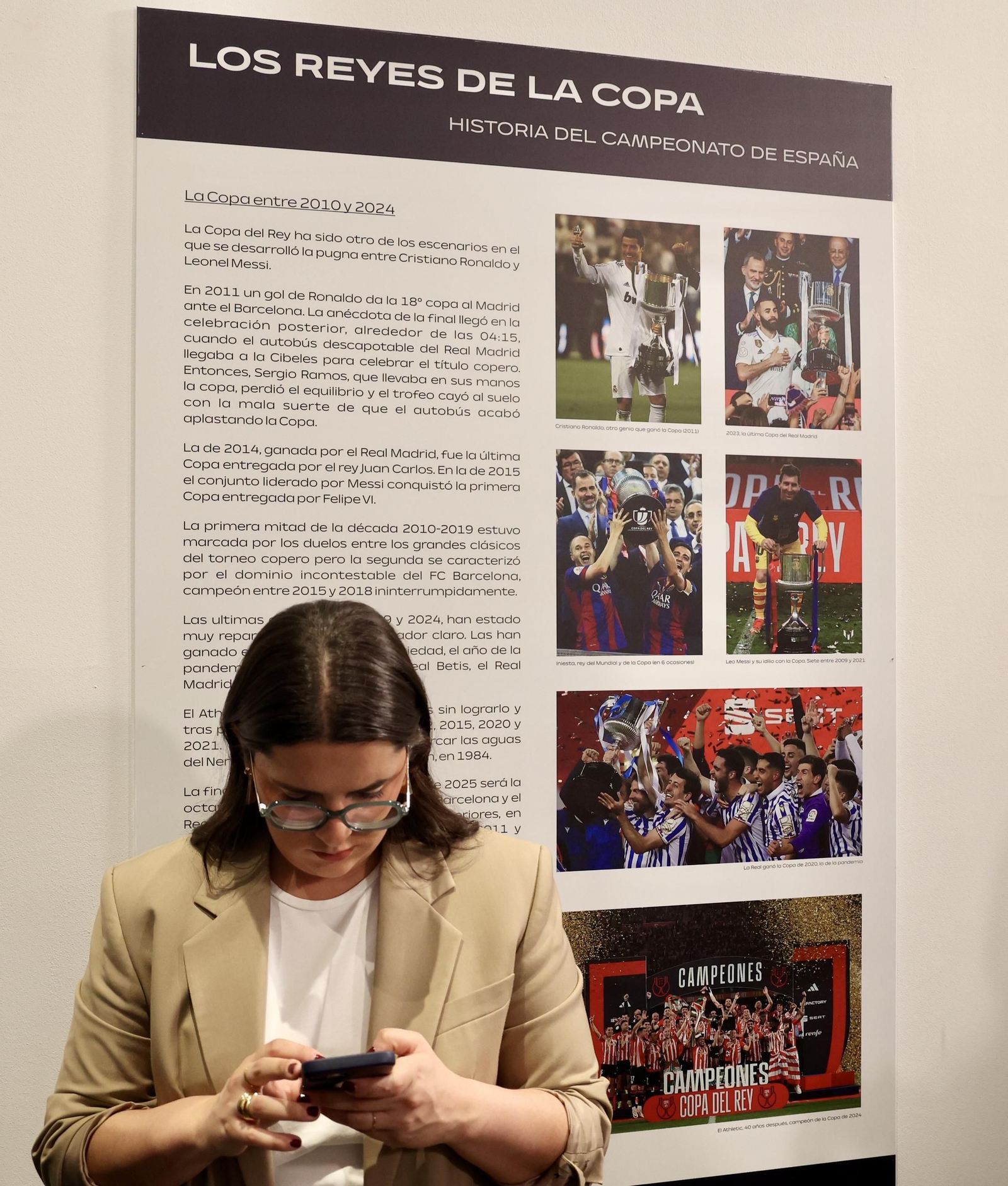 El presidente de la Junta de Andalucía recibe la Copa del Rey e inaugura la exposición "Los reyes de la Copa"