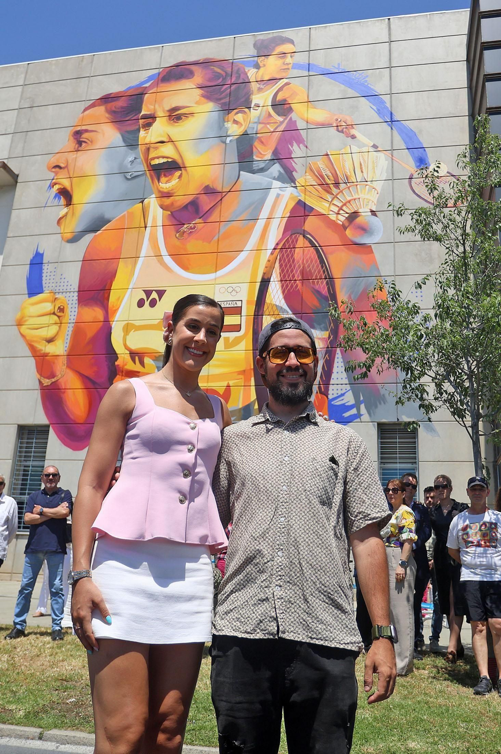 La volantista Carolina Marín junto al artista Victor Konestilo.