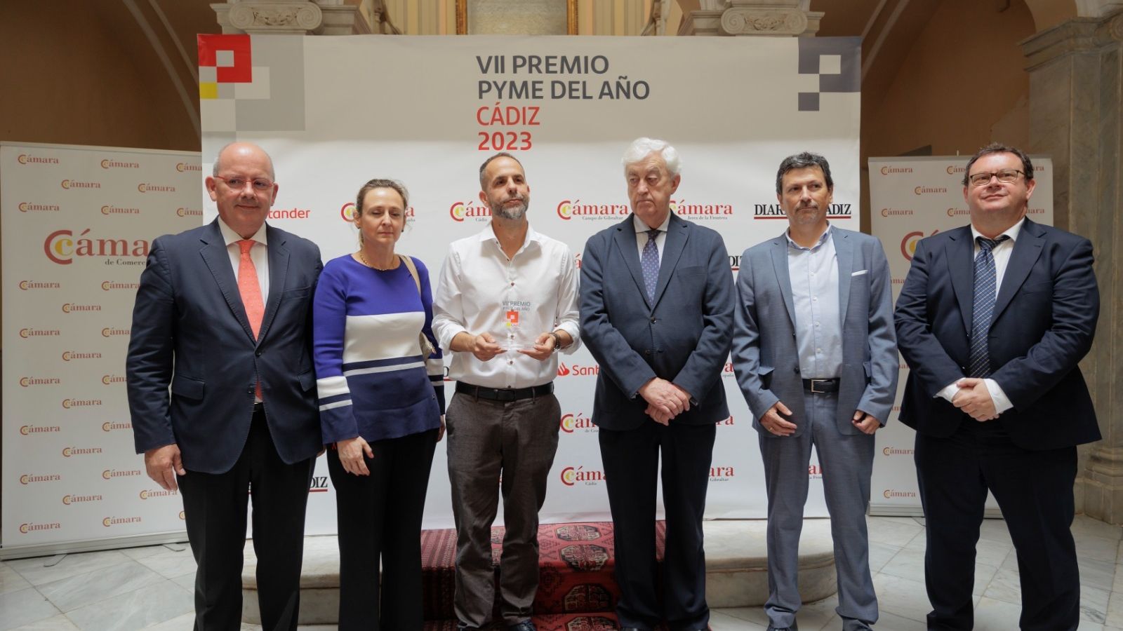 Alfredo Pérez Guerrero, CEO de Ayuda T Pymes, en el centro con su premio.