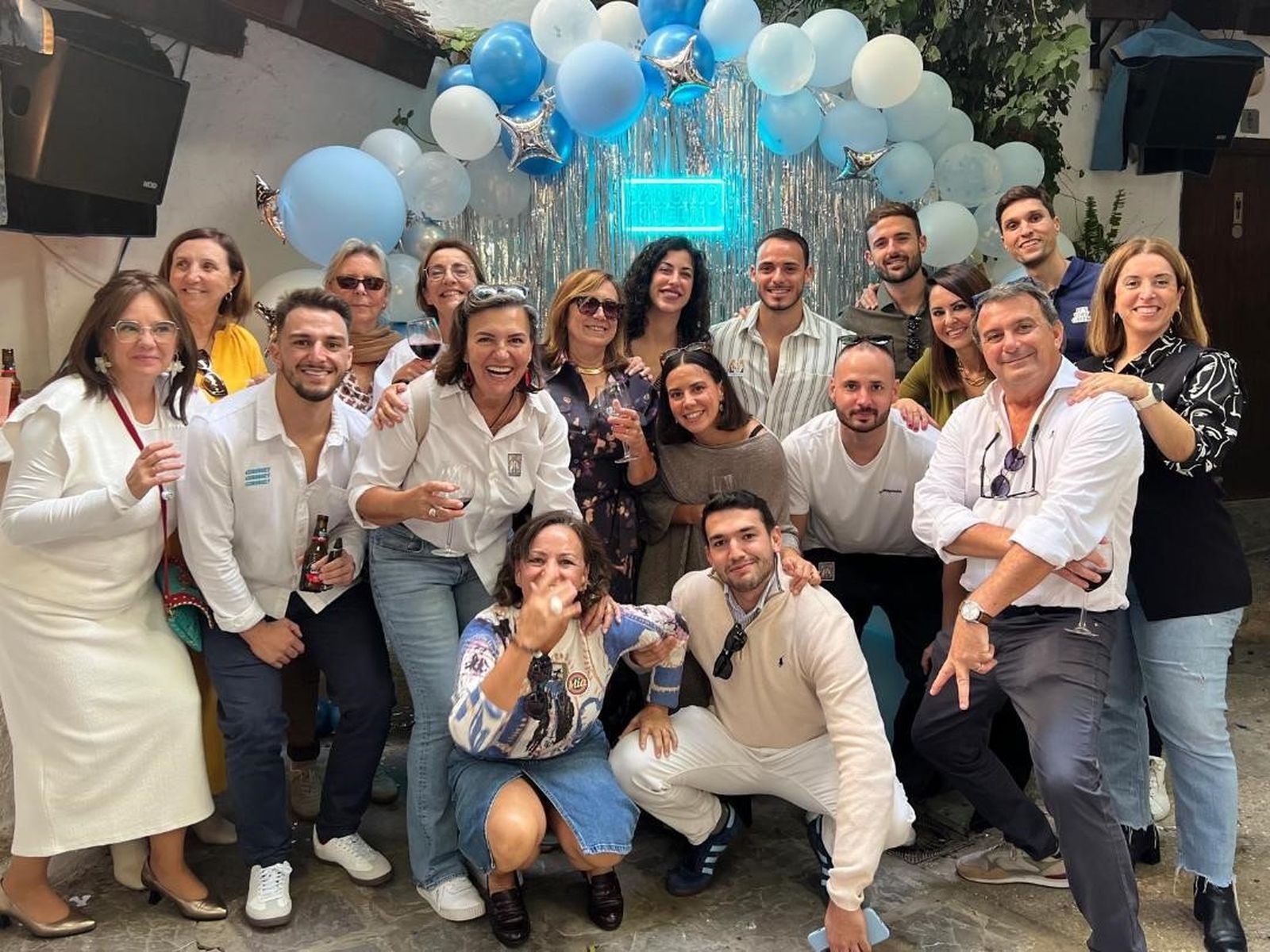 Las anfitrionas Maribel García y Sara Rasco, con un grupo de invitados, durante la fiesta de cumpleaños en el pub y bar La Cochera en Conil.