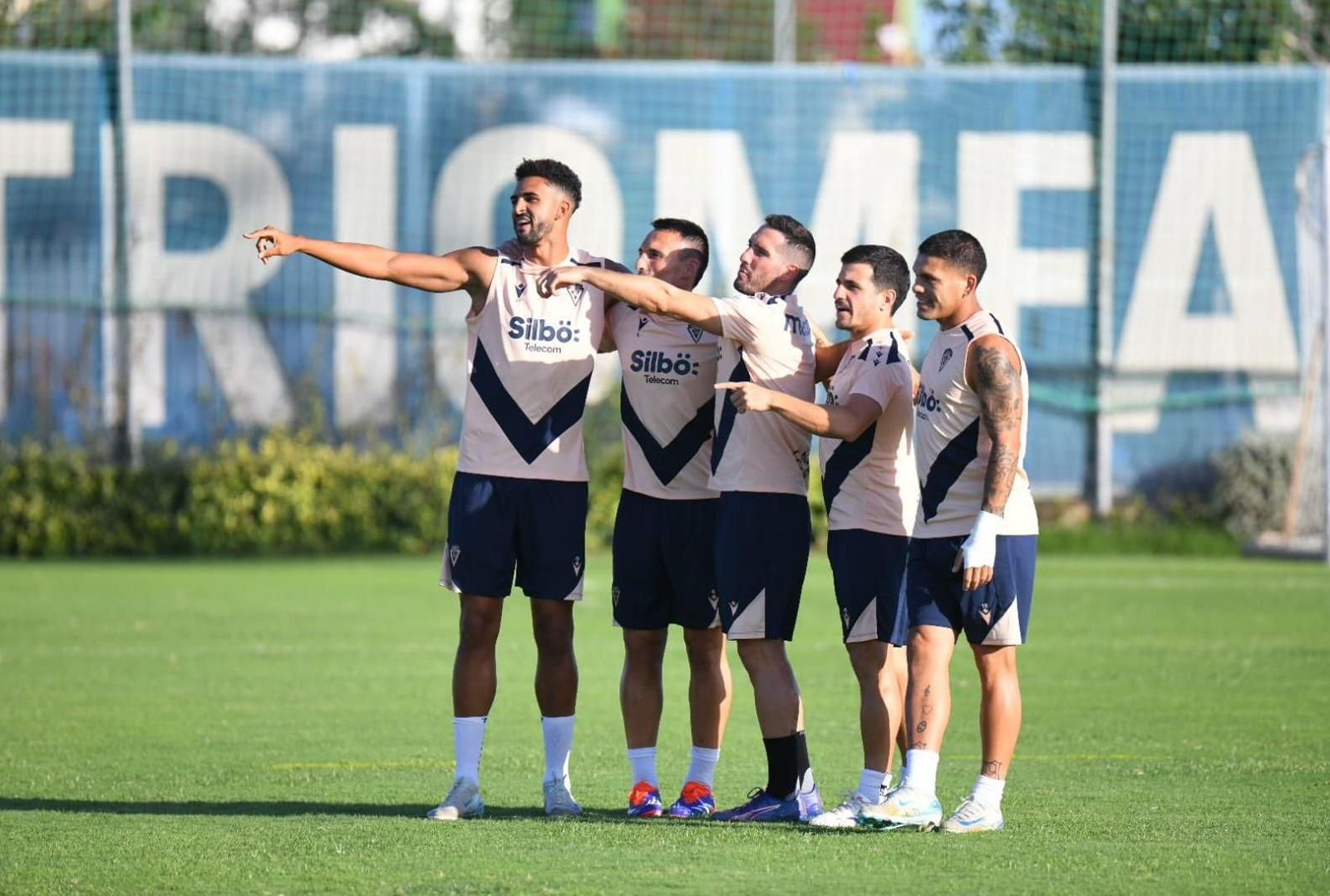Jugadores del Cádiz en un reciente entrenamiento. Jugadores del Cádiz en un reciente entrenamiento.