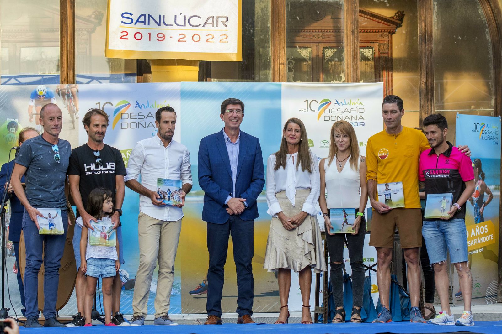 Juan Marín, vicepresidente de la Junta, posa con los homenajeados en la presentación.