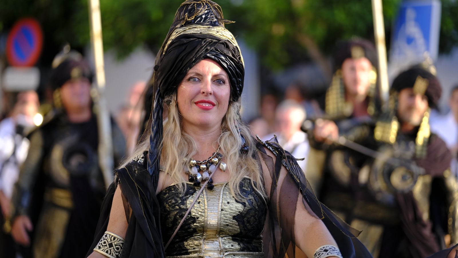 El espectacular desfile de Moros y Cristianos de Mojácar, en imágenes