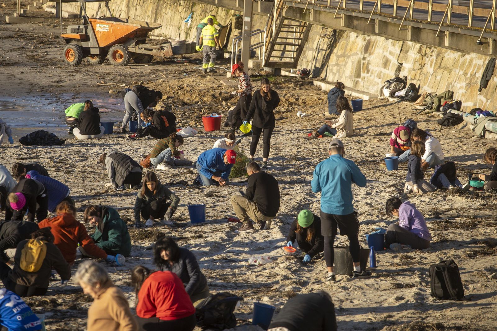 Los voluntarios rastrean las playas gallegas en busca de los pellets.