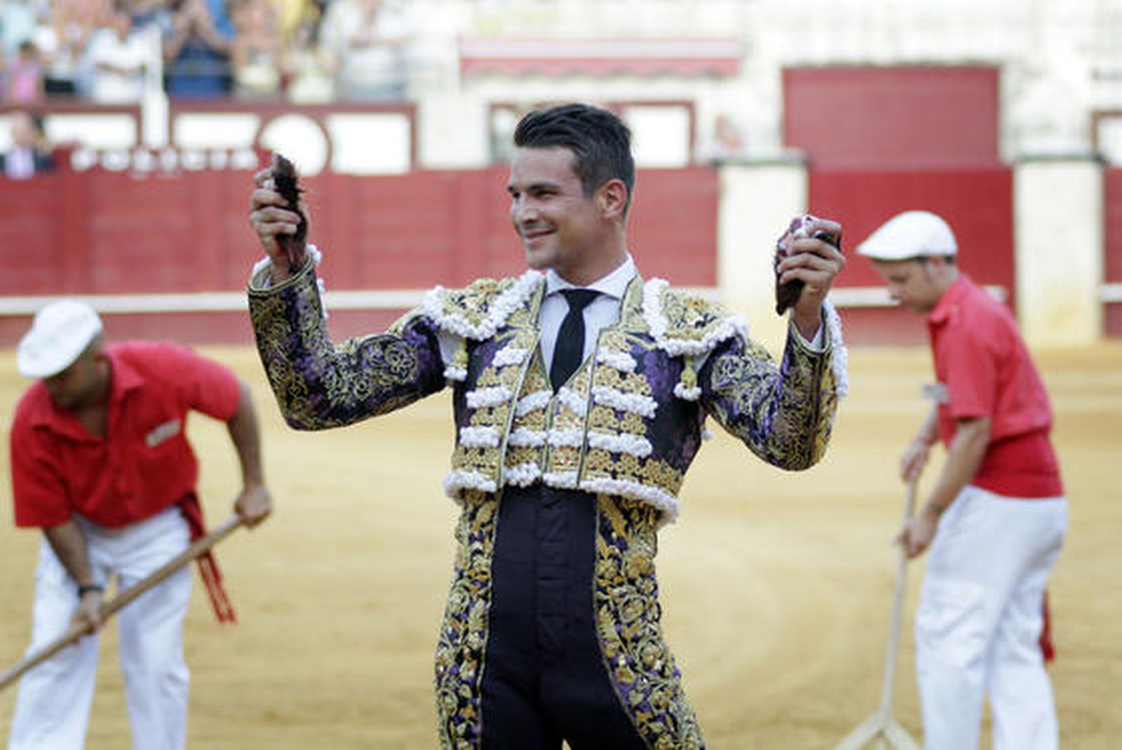 Enrique Ponce y José María Manzanares abrieron la puerta grande de Manolo Segura. Conde pasó inadvertido. 

Foto: Migue Fernandez