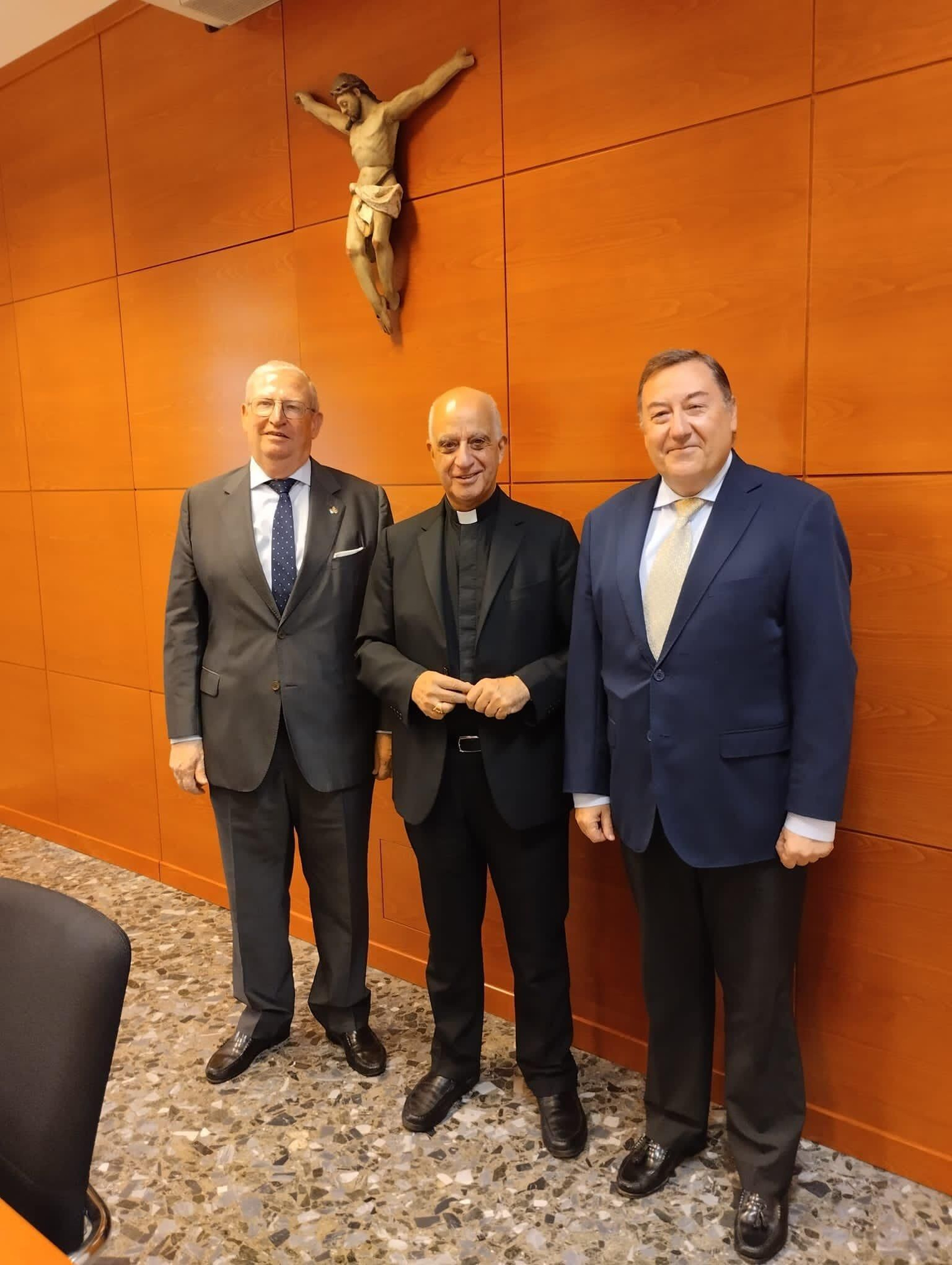 Franciscco Vélez, monseñor Fisichella y José Roda, esta semana en Roma.