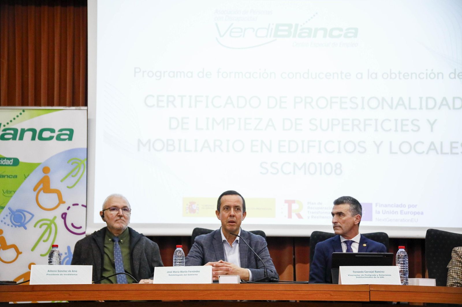 Imágenes de la enterga de certificado de profesionalidad de limpieza de superficies y mobiliarios de VerdiBlanca en la Universidad de Almería