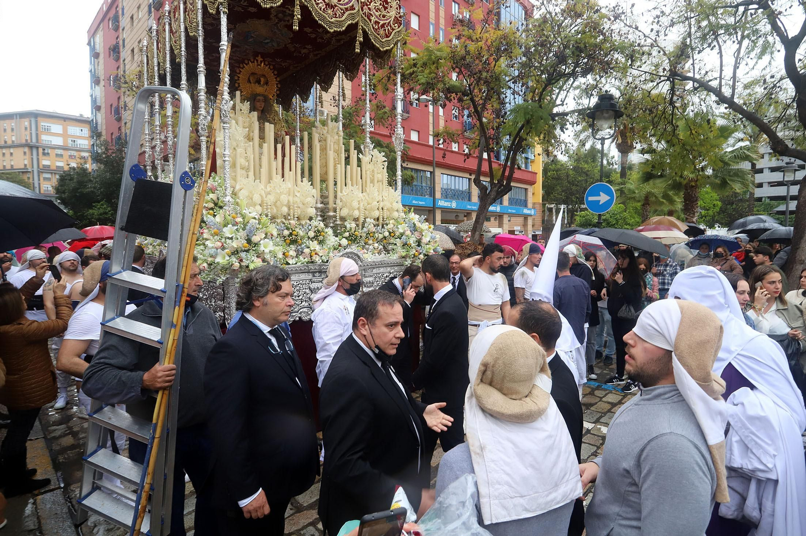 Imágenes de la procesión del Cautivo  bajo la lluvia en Huelva