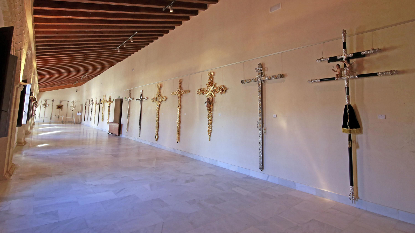 Imágenes de la magna exposición de las cofradías en Los Claustros