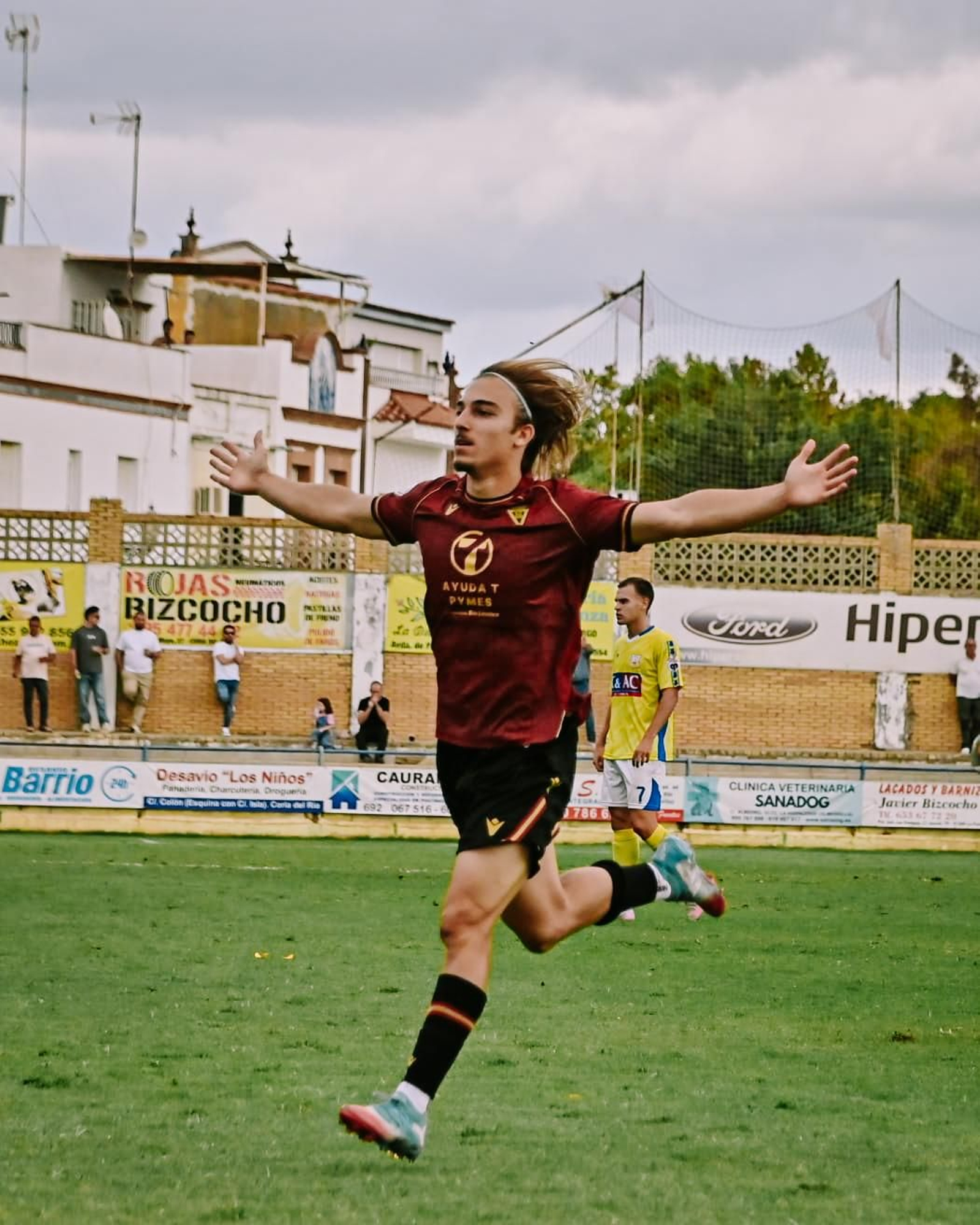 Luis Simón celebra el primer gol en el Guadalquivir.
