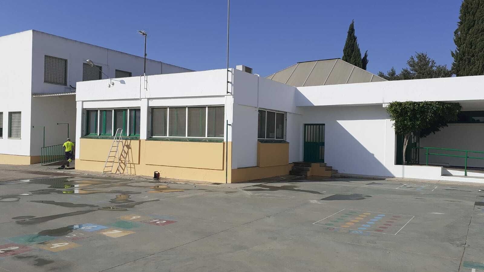 Una de las imágenes de colegios pintados y limpiados para el inicio del curso que ha difundido el Ayuntamiento.