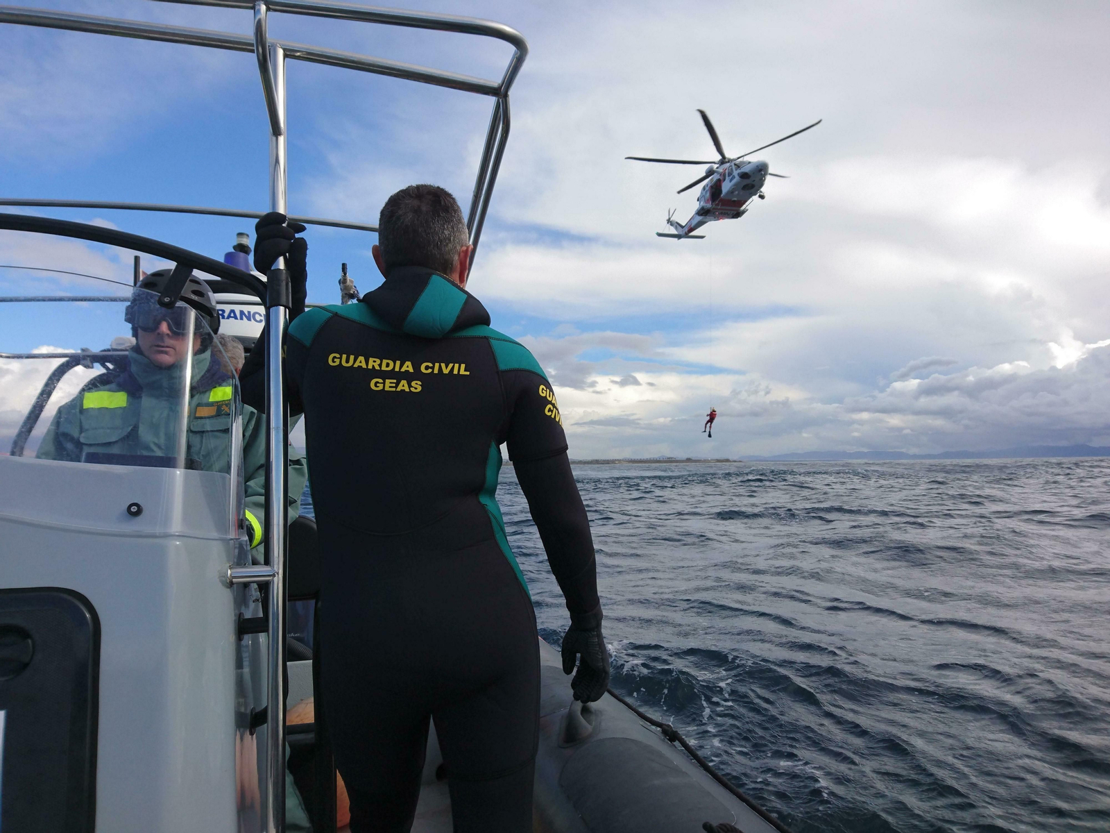 Buzos de la Guardia Civil también se suman la búsqueda del desaparecido en Riotinto.