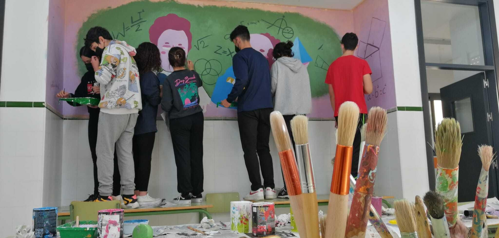 Alumnos del IES Antonio Muro durante la elaboración de uno de los murales