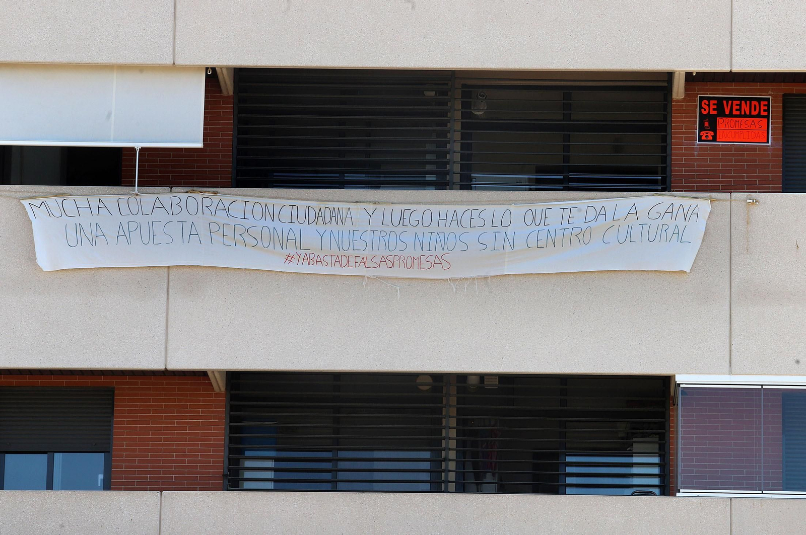 Imágenes de la protesta de los vecinos de Marismas del Polvorín por la construcción de un centro para Proyecto Hombre en vez de la sede de la AAVV Yáñez Pinzón