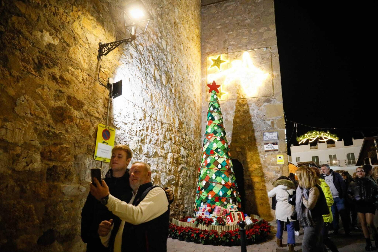 Las mejores imágenes de la iluminación navideña de Mojácar con las luces de Ferrero Rocher
