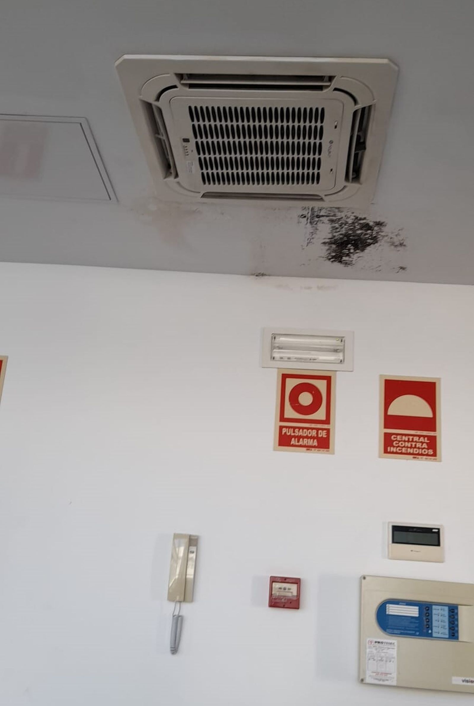 El moho y la humedad acumuladas junto a uno de los sistemas de climatización.