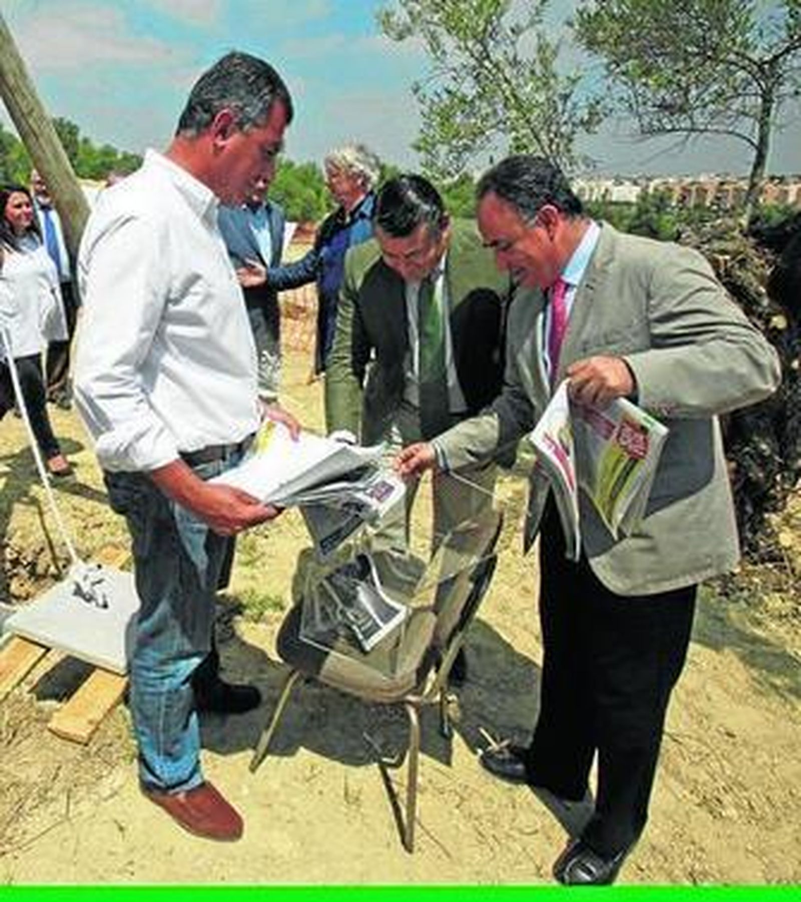 El alcalde, junto al delegado del Gobierno y el presidente de la CHG, ayer.