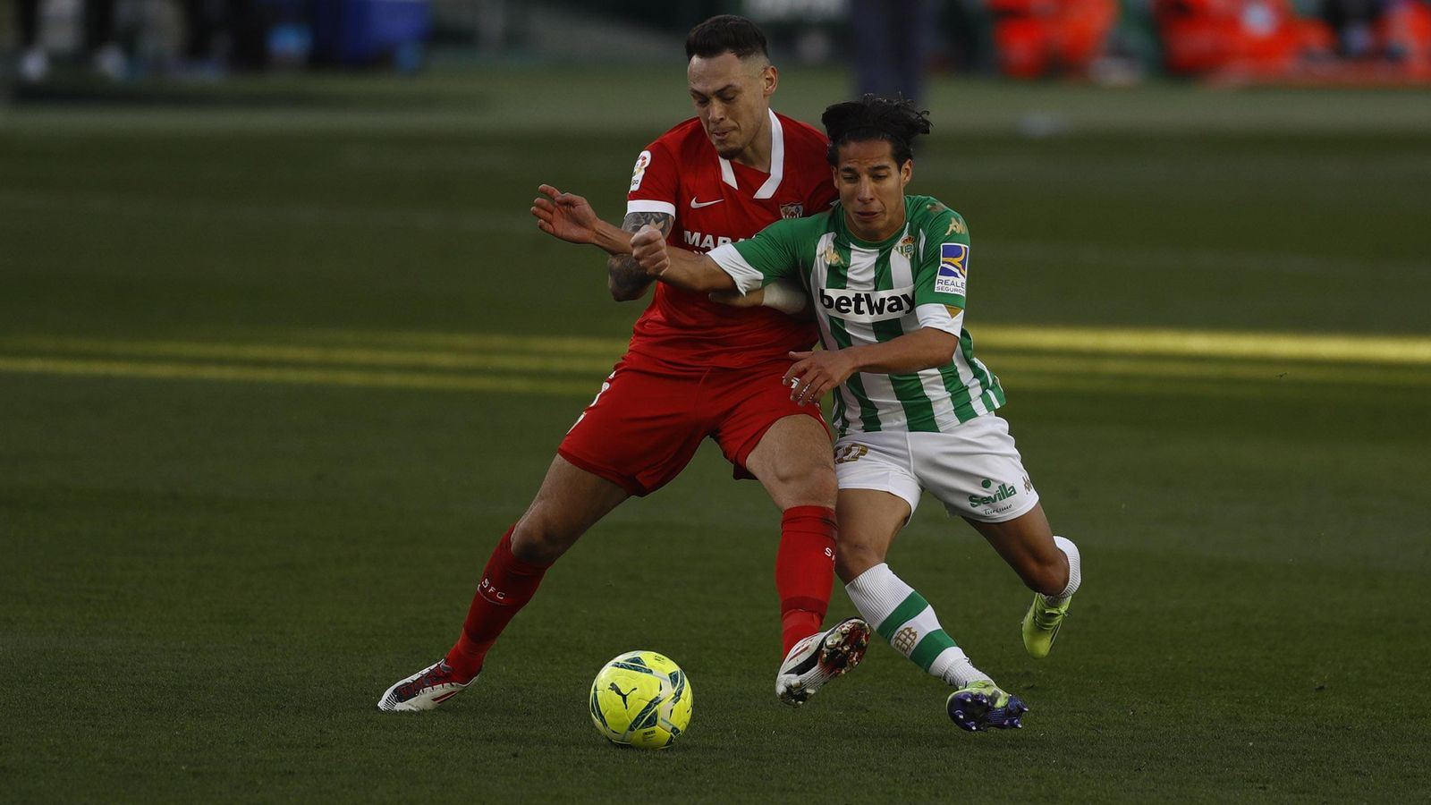 Diego Lainez pugna con Ocampos.