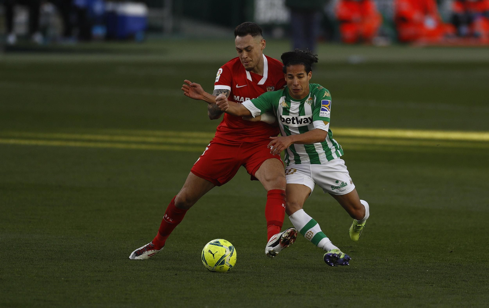 Diego Lainez pugna con Ocampos.