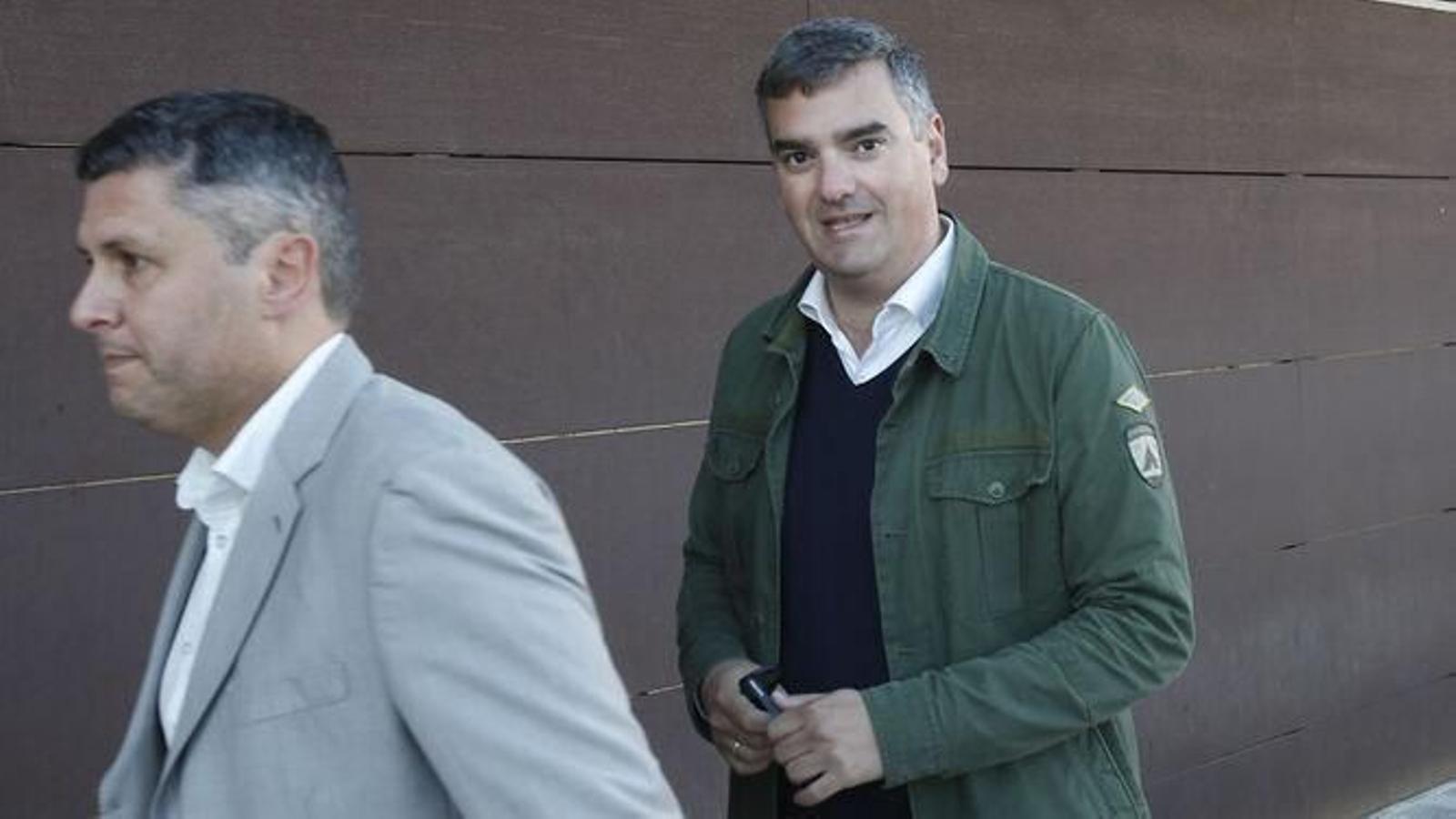 El que fuera candidato a la Alcaldía de Dos Hermanas por Cs en 2015, Manuel Varela, junto a su abogado, tras una cita en los juzgados.