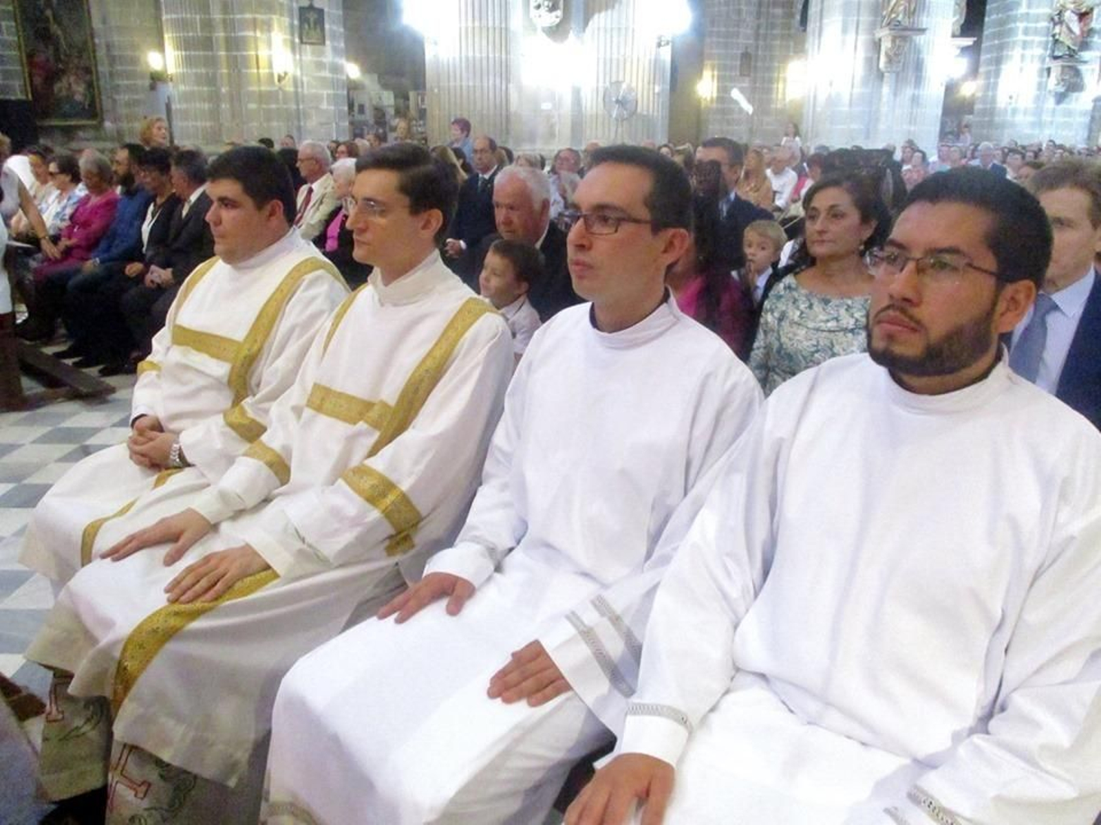 Las imágenes de la ordenación de los sacerdotes y los diáconos