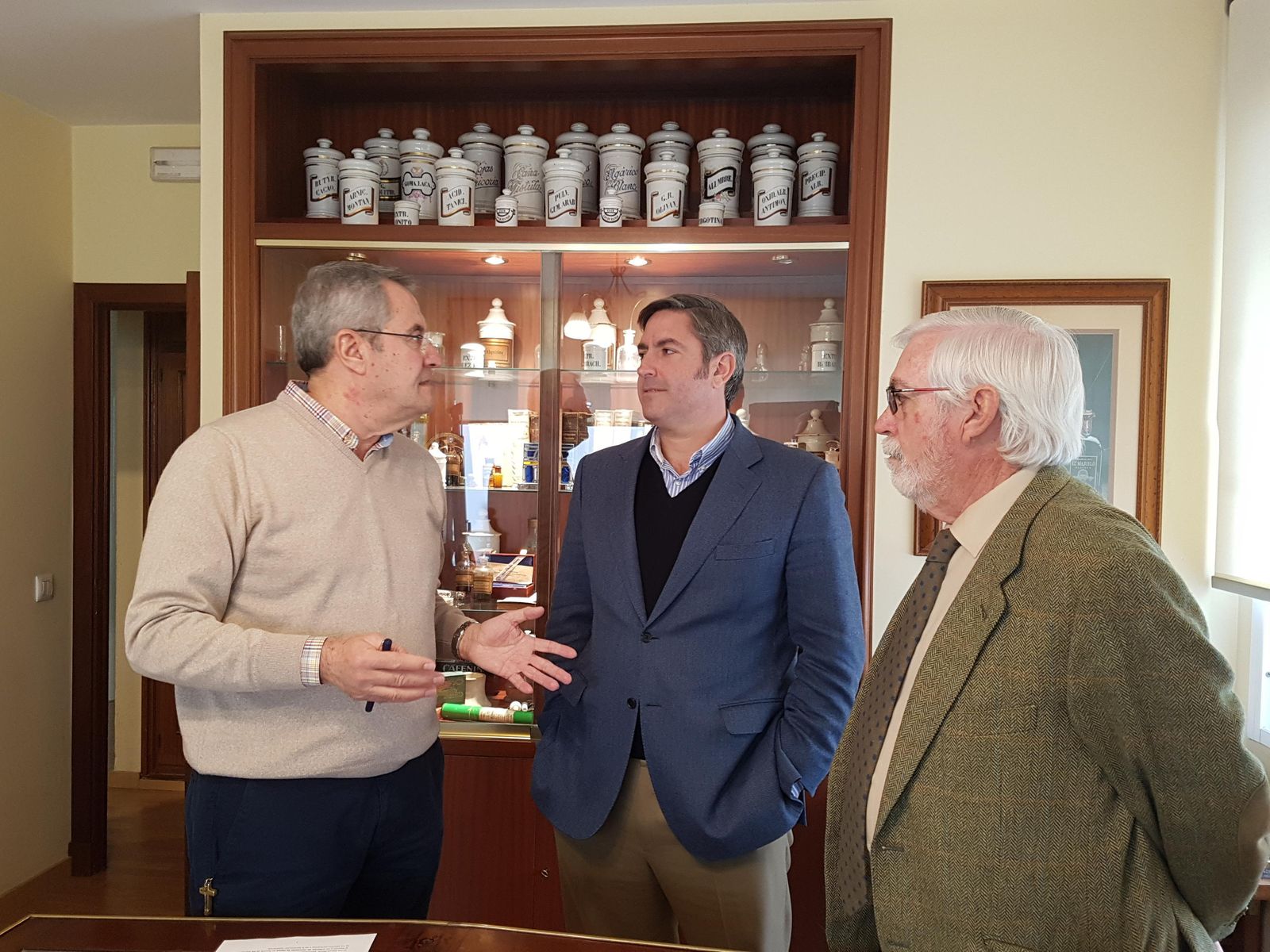 Los directores de Cáritas Diocesana de Asidonia-Jerez y del Instituto Charbel, junto al fundador de la clínica, Joaquín Gómez Canga-Argüelles.