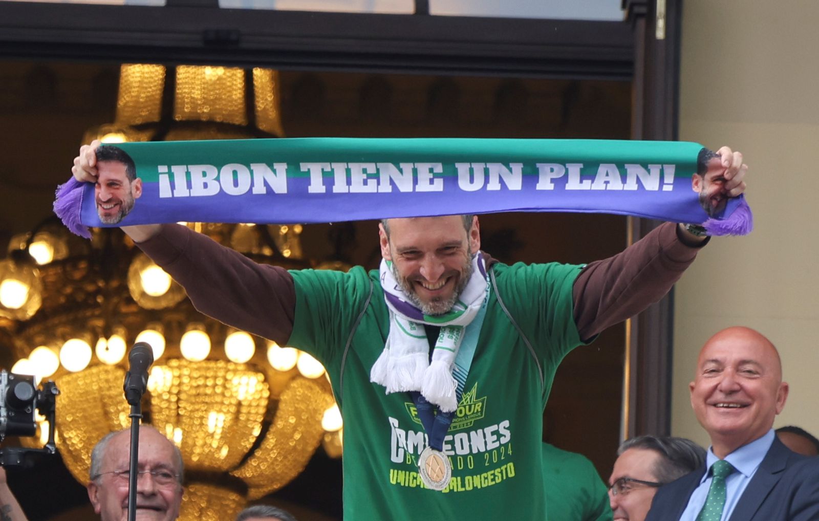 El Unicaja celebra en las calles de Málaga el título de la BCL