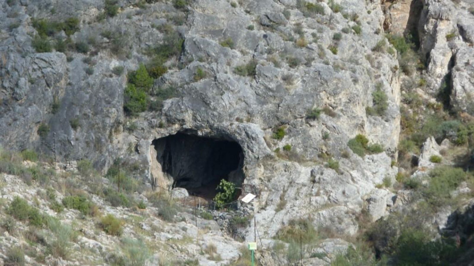 La cueva de las Cabras nos saluda con la boca abierta.