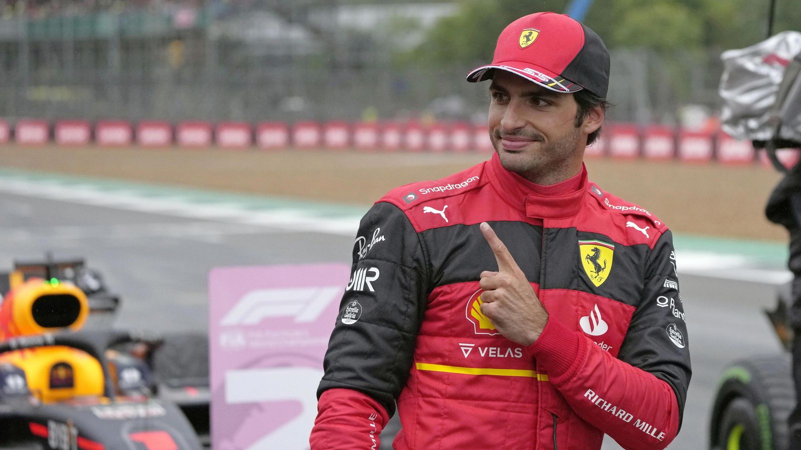 Carlos Sainz indica con su dedo índice su primer puesto.