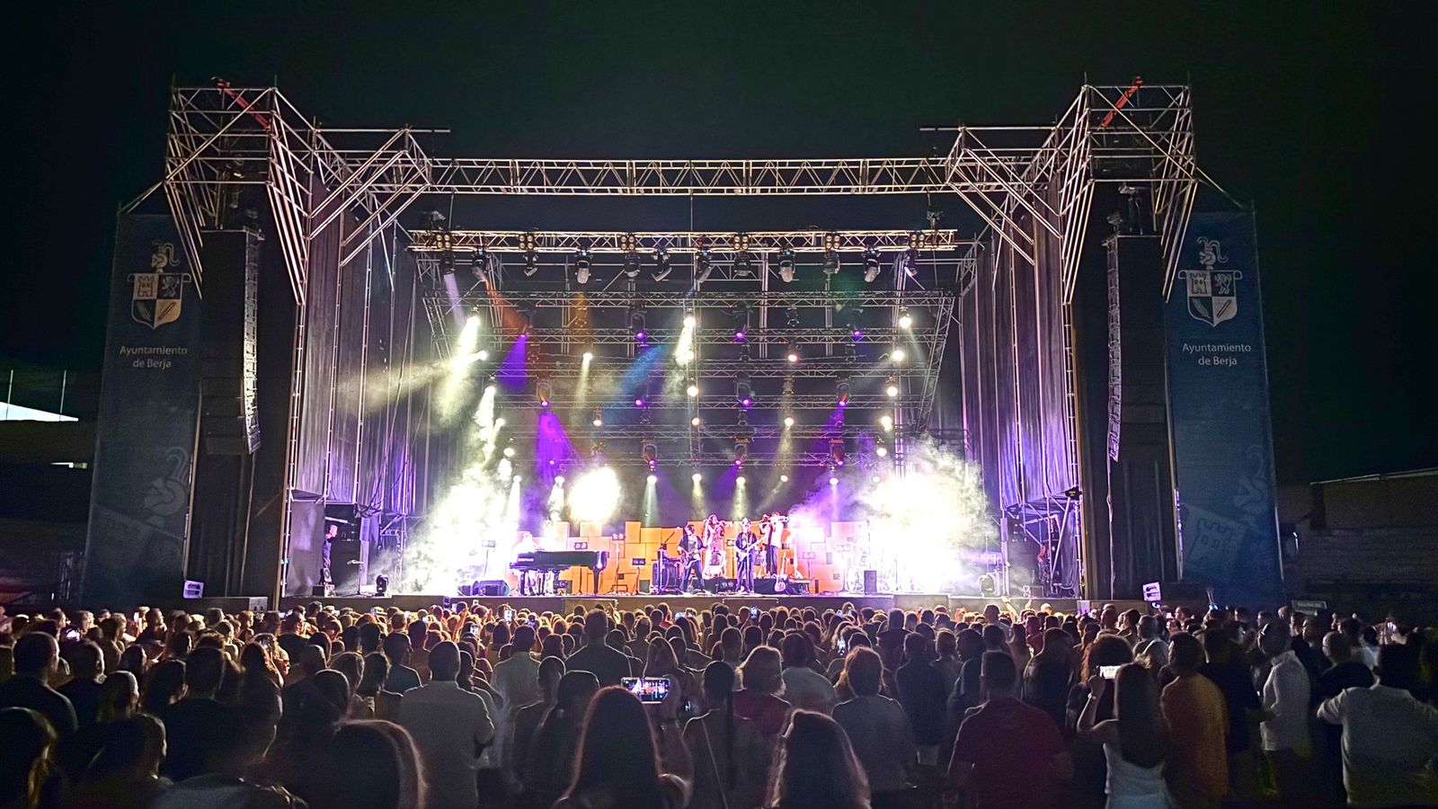 Pablo López durante el concierto ofrecido en Berja.