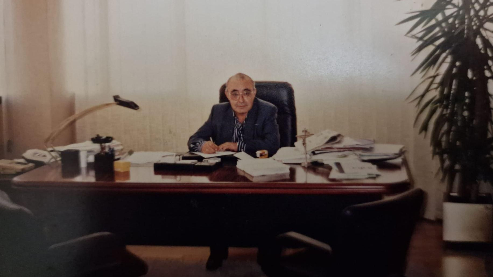 José Vallejo sentado en su despacho