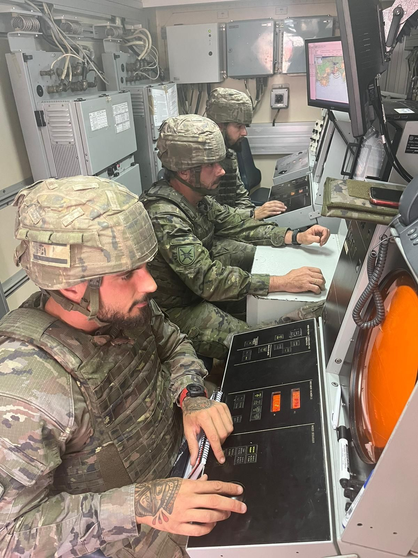Así se despliegan los obuses en la costa de Almería para defender la soberanía nacional