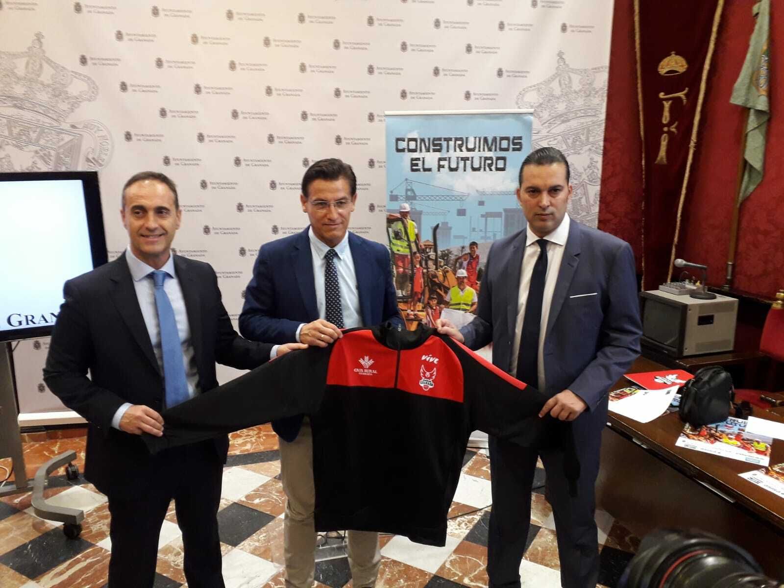 El alcalde recibe la sudadera que el Covirán Granada regalará a todos sus abonados