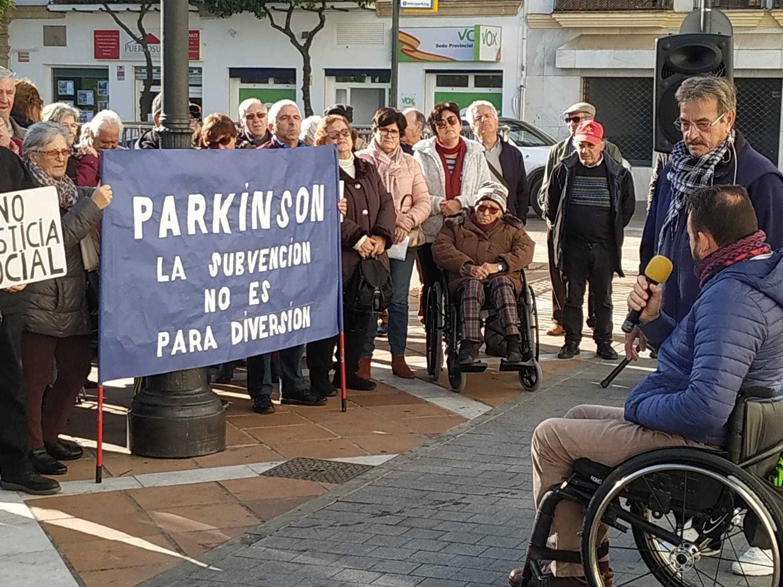 Una concentración de personas afectadas de párkinson y sus familiares para pedir ayudas para las terapias.