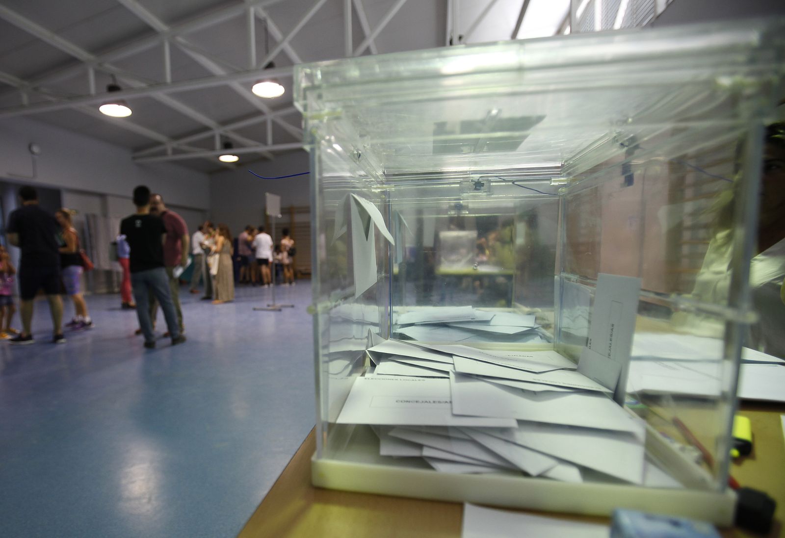 Una urna con votos durante las elecciones