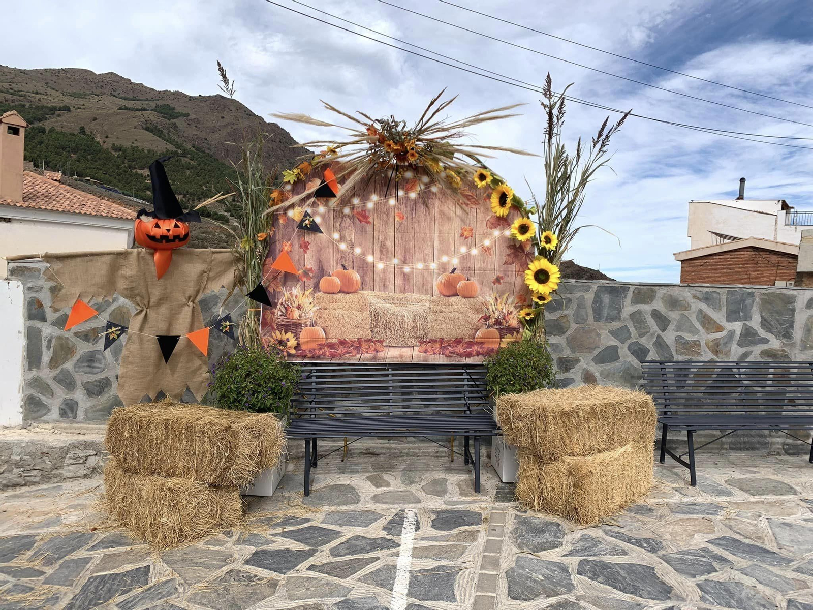 Bacares viste sus calles de otoño como reclamo turístico