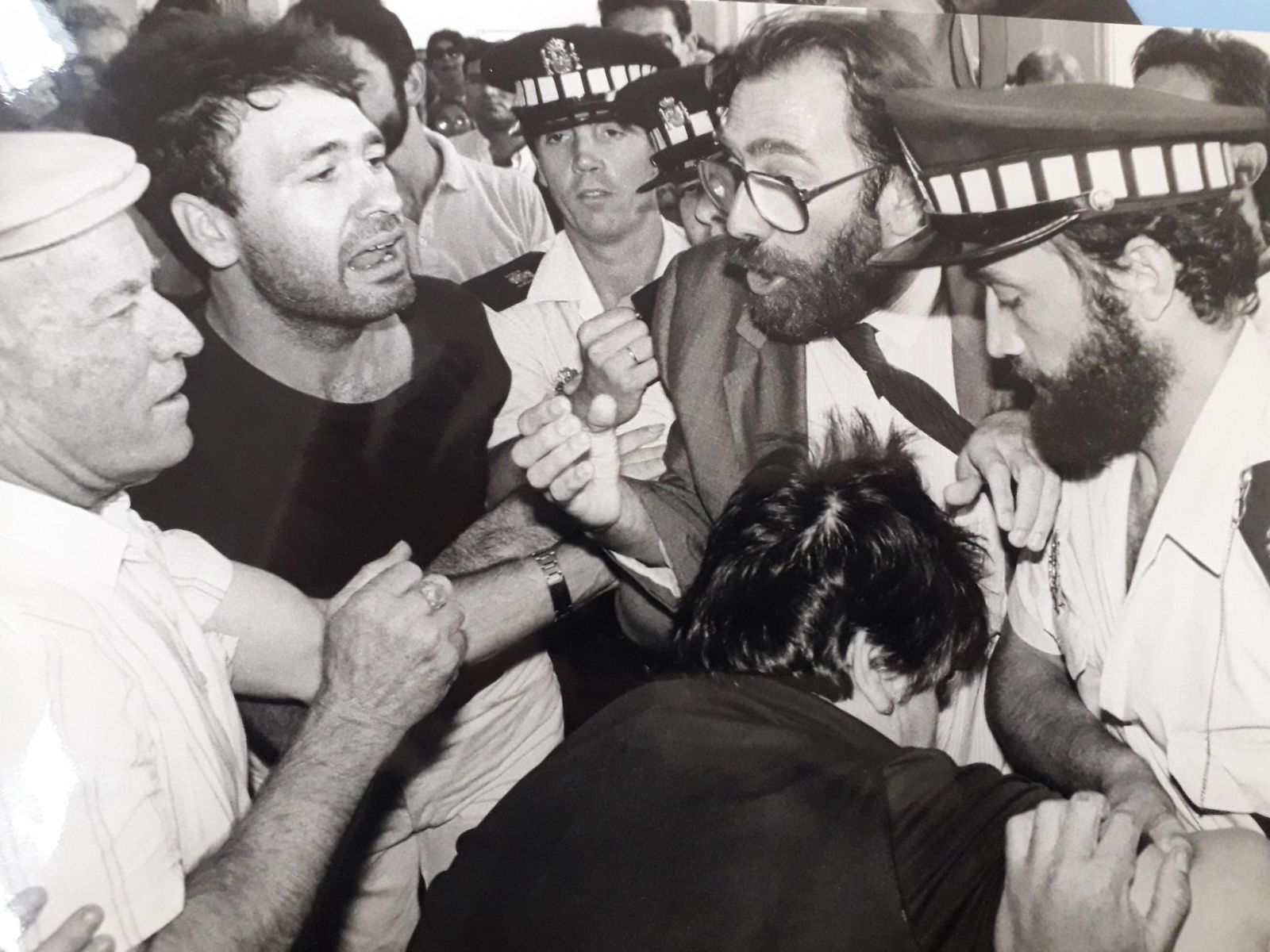 Vecinos de Barbate lograron impedir que Serafín Núñez (en el centro con gafas) accediera al Ayuntamiento el día de su dimisión en septiembre de 1990.