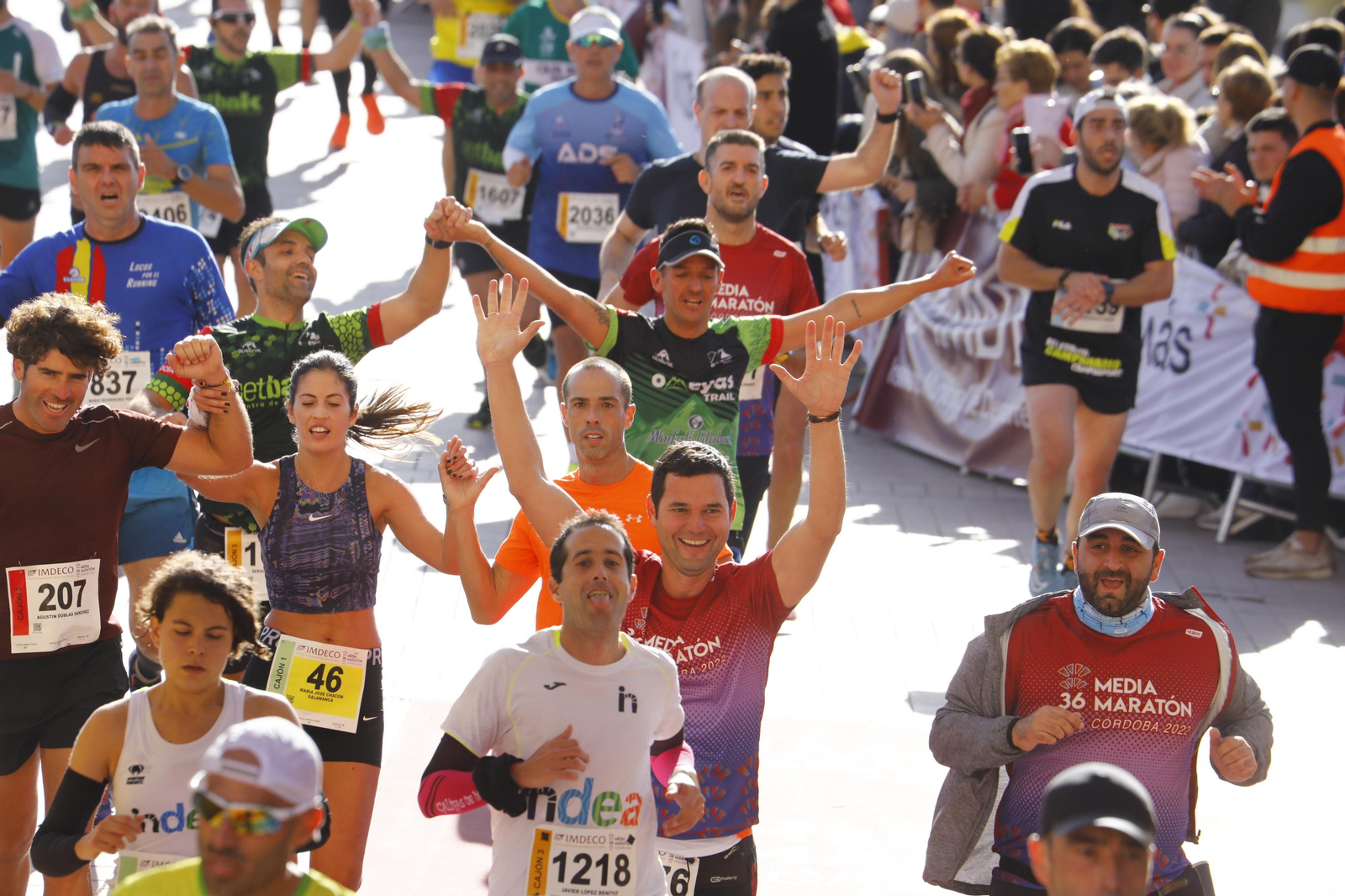 La gloria de cruzar la Puerta del Puente: imágenes de la meta de la 36 Media Maratón de Córdoba