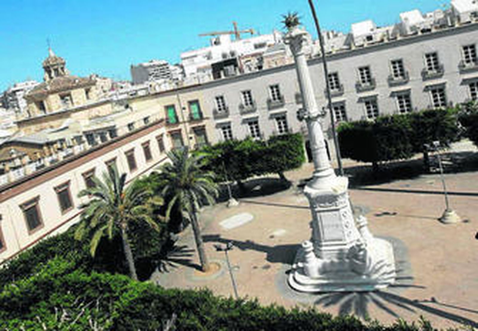 Vista general de la Plaza Vieja, con su monumento a Los Coloraos.