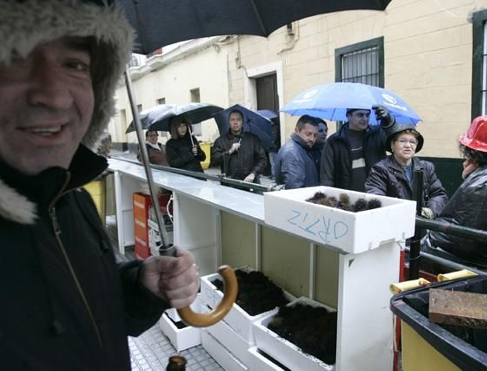 Las precipitaciones provocaron una baja afluencia de personas a la cita precarnavalera y la suspension de las actuaciones previstas. 

Foto: Jesus Marin