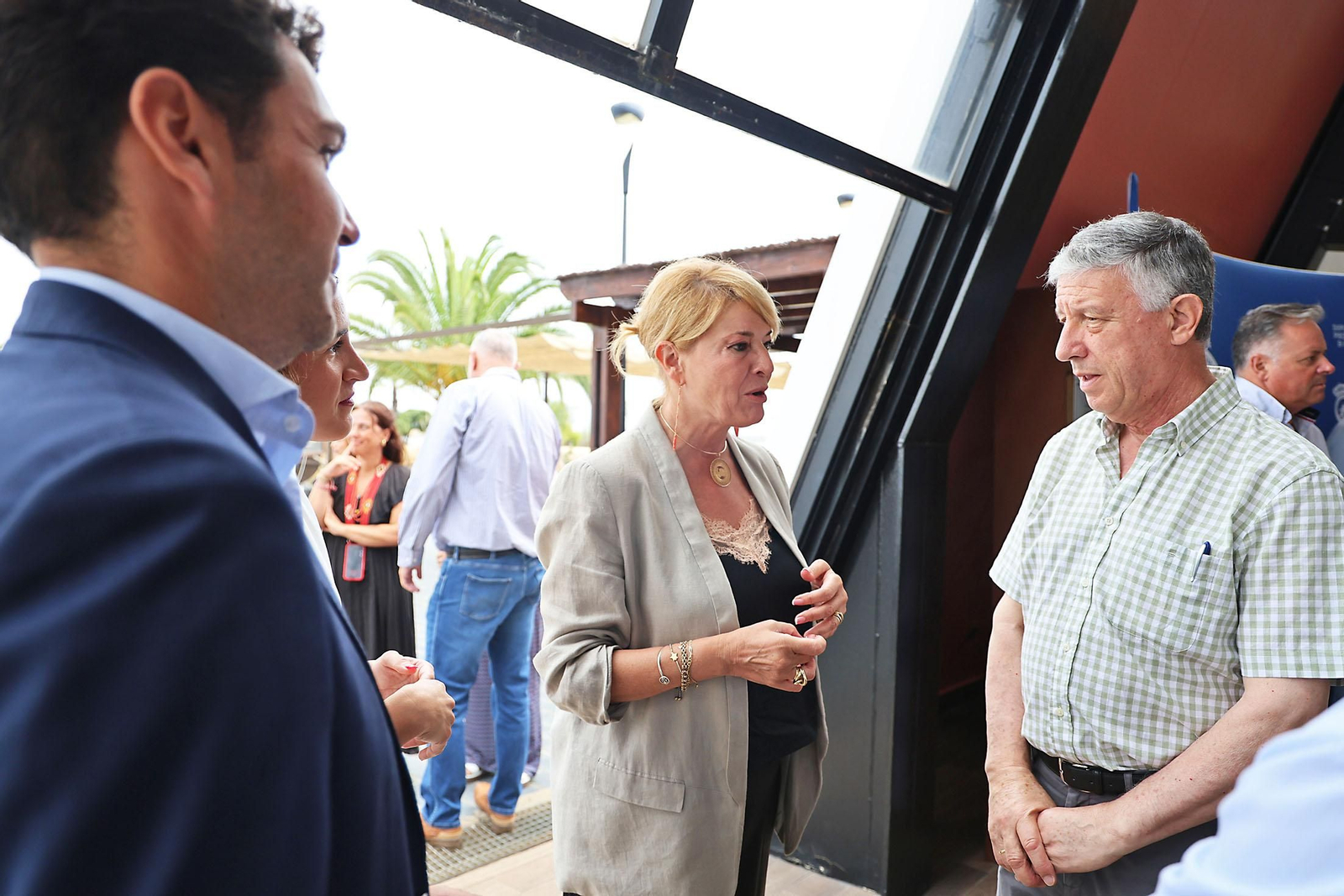 Imágenes de la firma con alcaldes de 34 municipios los convenios del programa 'Tu Diputación Invierte'