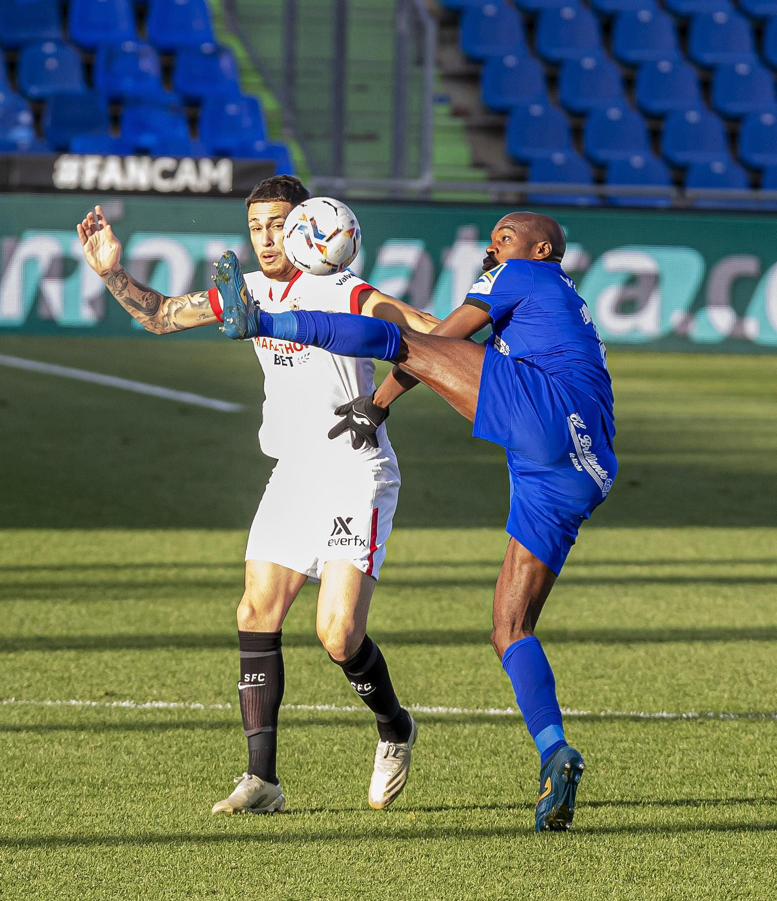 Nyom eleva mucho su pierna izquierda ante Ocampos.