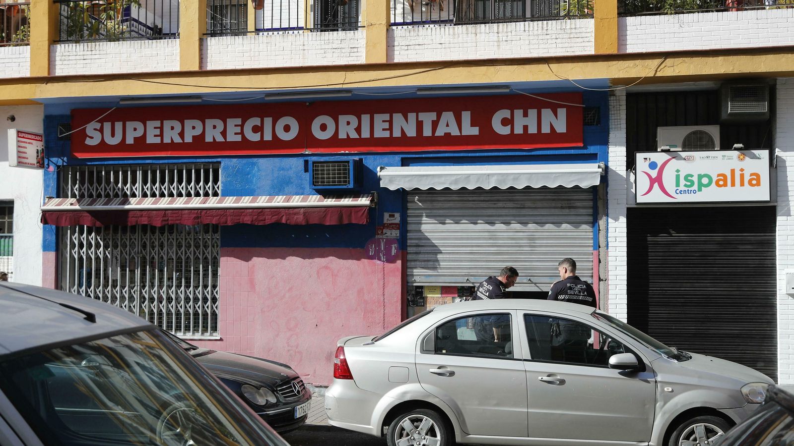 Policías locales de Sevilla, en el bazar donde se produjo el atraco.