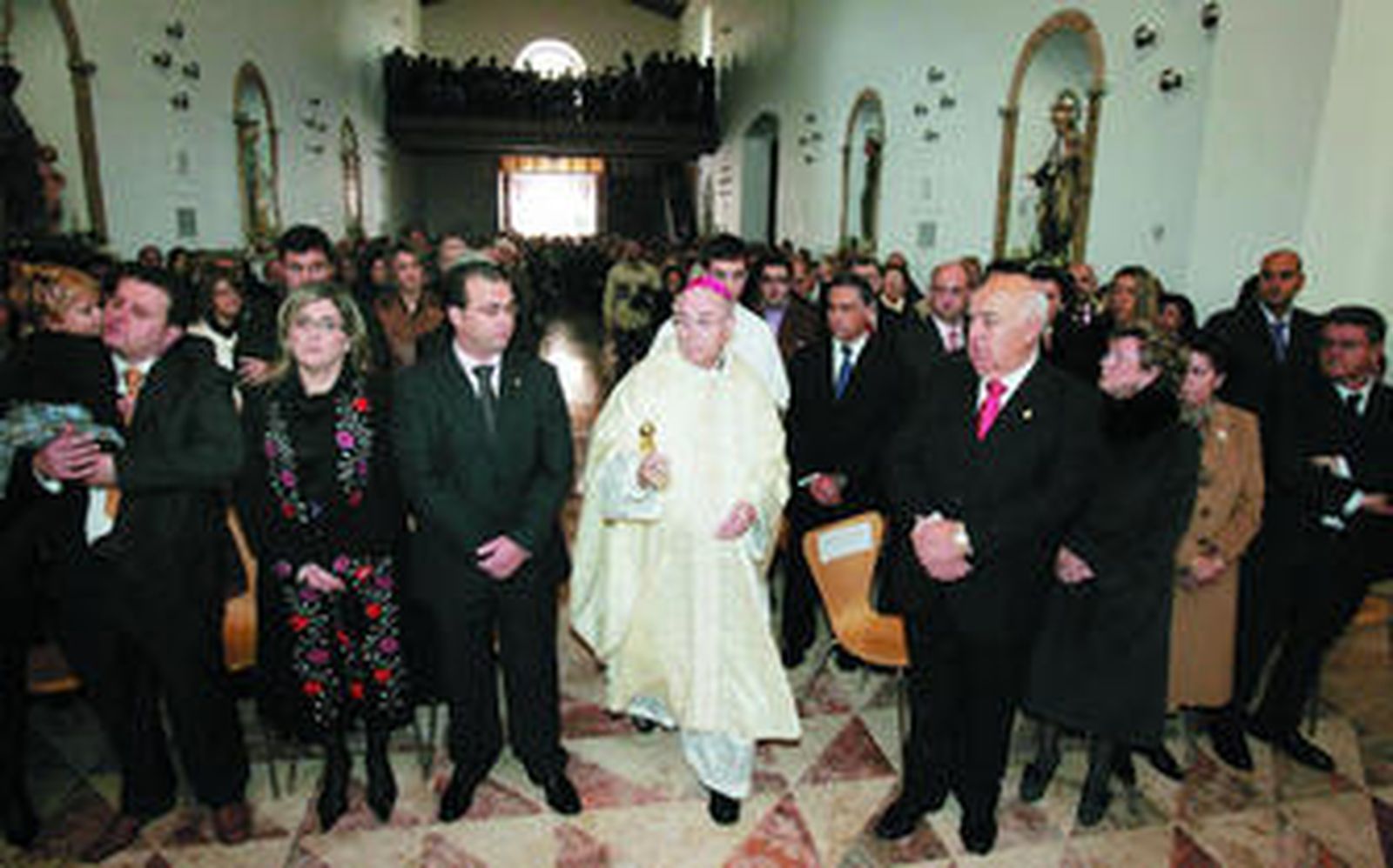 El Obispo roció el templo con agua bendita bajo la atenta mirada del equipo de Gobierno alhameño, a su izquierda,  y José Antonio Picón y su mujer, a la derecha.