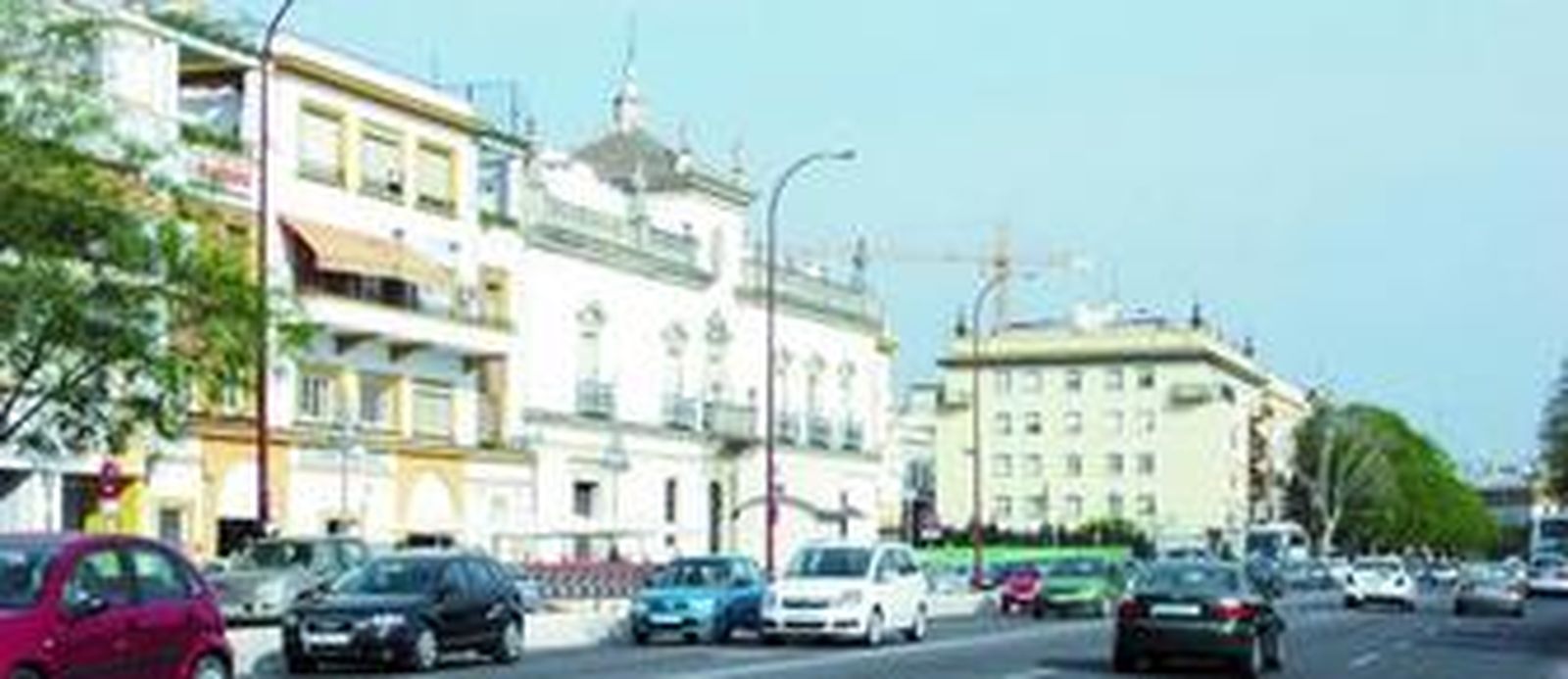 Circulación de vehículos en el Paseo de Colón, en una imagen tomada ayer.