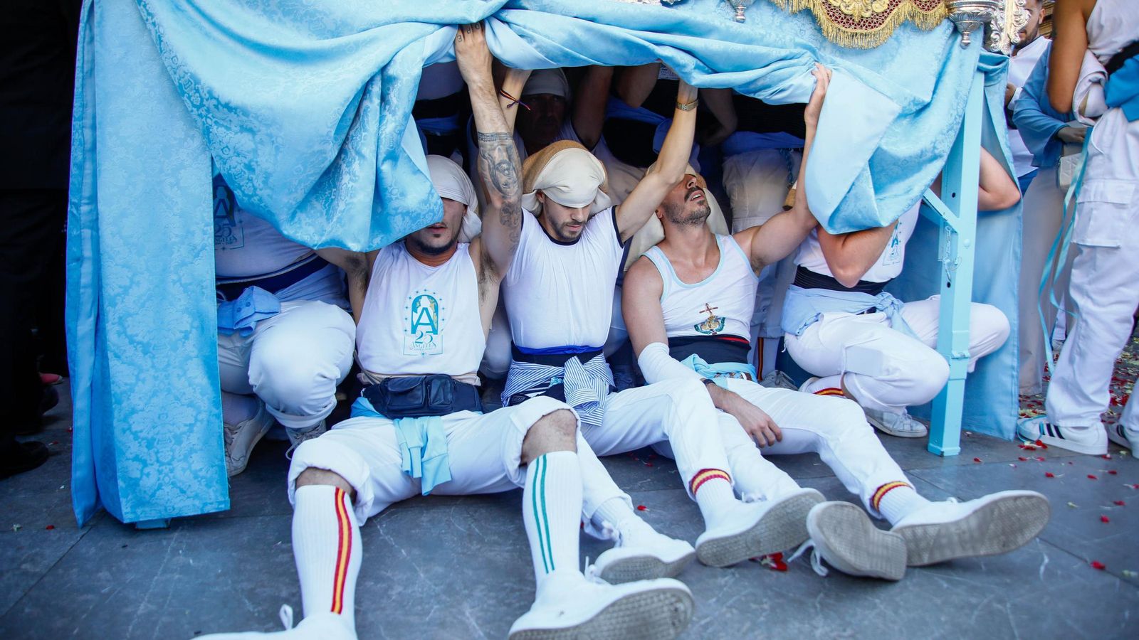 Vea la salida de la Hermandad de Los Ángeles de la Catedral de Almería