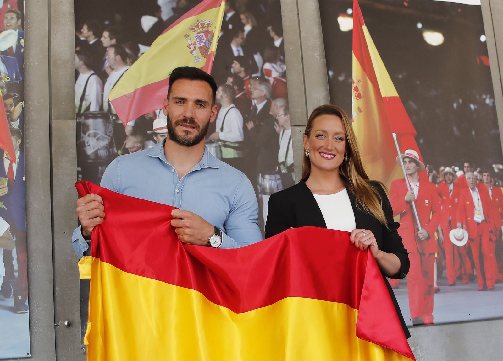 Saúl Craviotto y Mireia Belmonte posan con la bandera española.
