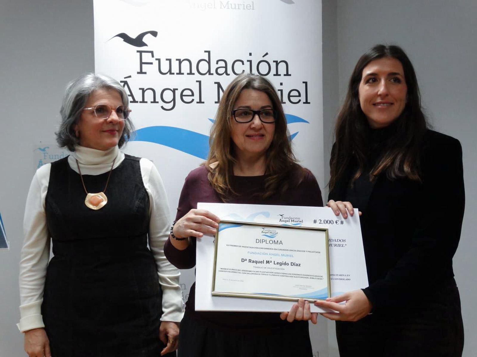 La ganadora recogiendo el diploma que le acredita como tal.