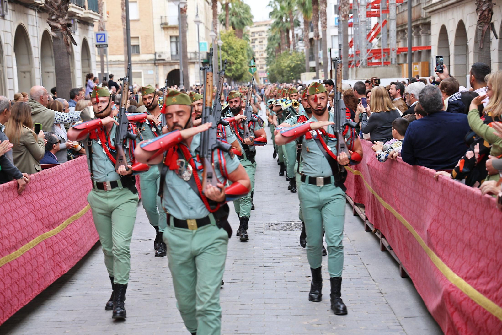 Las mejores imágenes del Sábado de Pasión en Huelva: La Legión con el Cristo de la Vera+Cruz